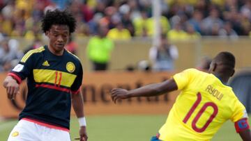 Juan Cuadrado disputa el bal&oacute;n en partido entre Colombia y Ecuador.