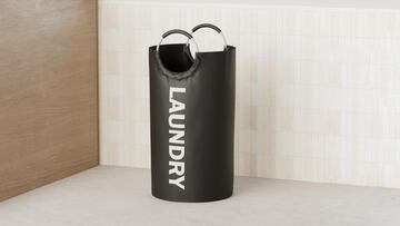 Cesto negro de colada para ropa sucia disponible en Amazon