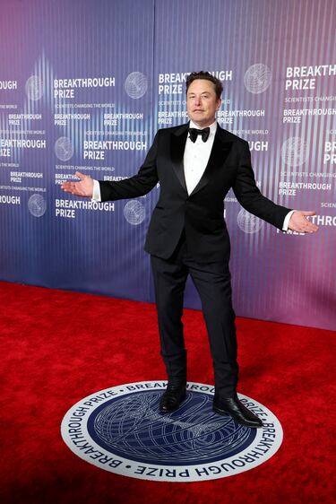 Elon Musk, fundador, consejero delegado e ingeniero jefe de SpaceX; inversor ángel, director general y arquitecto de productos de Tesla, Inc.