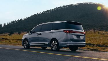 JAC Traveler 2026 en México: Precio y opinión de la minivan híbrida