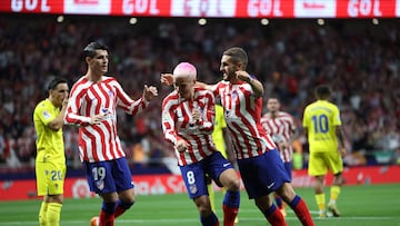 Atletico Madrid's French forward Antoine Griezmann (C) celebrates scoring the opening goal with Atletico Madrid's Spanish midfielder Koke (R) and Atletico Madrid's Spanish forward Alvaro Morata during the Spanish league football match between Club Atletico de Madrid and Cadiz CF at the Wanda Metropolitano stadium in Madrid on May 3, 2023. (Photo by Pierre-Philippe MARCOU / AFP)