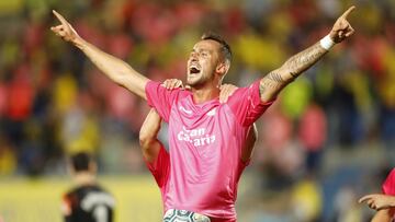 Pekhart, de Las Palmas, celebra uno de sus goles contra el Deportivo.