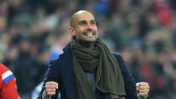 Pep Guardiola celebra un gol del equipo ante el Schalke 04.