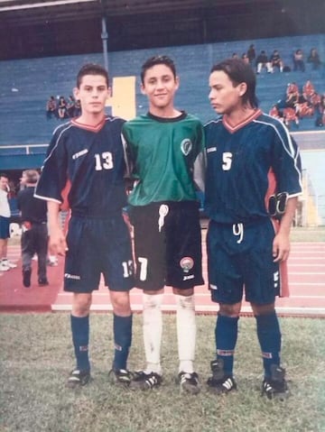 Otra foto más de la niñez de Keylor. Siempre con los guantes bien puestos. 