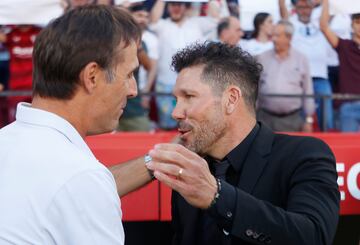 Lopetegui y Simeone se saludan antes del inicio del encuentro. 