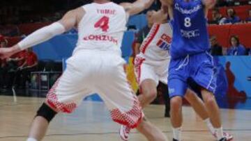 El checo Satoransky frente al croata Tomic. Rivales en el Eurobasket y compañeros en el Barcelona.