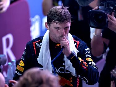 El piloto holandés de Red Bull Racing, Max Verstappen, celebra su tercer título mundial después de la carrera al esprint previa al Gran Premio de Fórmula Uno de Qatar en el Circuito Internacional de Losail.