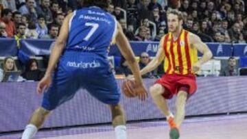 Marcelinho Huertas ante Víctor Sada.