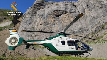 El helic&oacute;ptero de la Guardia Civil cuando evacuaba el c&aacute;daver del joven corredor.