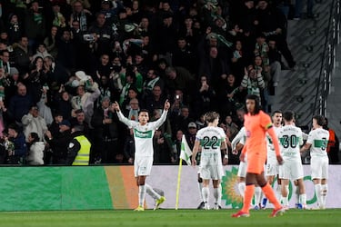 1-1. Álvaro Rodríguez celebra el gol del empate.