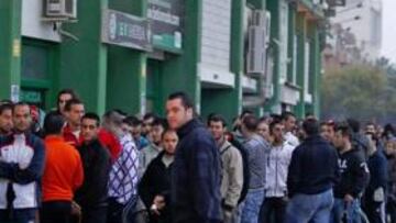 <b>APOYO MASIVO. </b>Miles de aficionados béticos fueron ayer a retirar las entradas al estadio.
