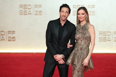 Adrien Brody y Georgina Chapman posan en la alfombra roja del Red Sea International Film Festival (RSIFF) celebrado en Yeda.