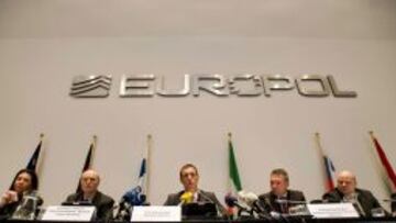 El director de Europol, Rob Wainwright (en el centro), llevó la voz cantante en la declaración pública realizada ayer en La Haya y que implica a 425 personas en una red de corrupción en el fútbol.