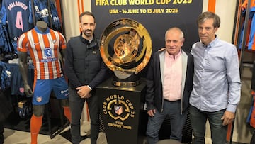 Juanfran, Marcelino y Solozábal, leyendas del Atlético, con el trofeo del Mundial.