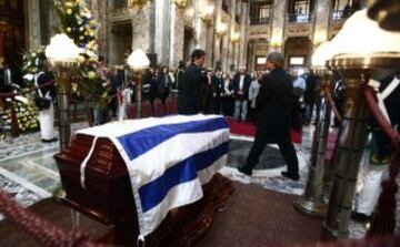 Imagen de la capilla ardiente en el Palacio Legislativo de Montevideo con el féretro de Alcides Ghiggia.