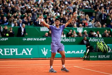 Carlos Alcaraz celebra el último punto que le convirtió en el ganador del Masters de Montecarlo.