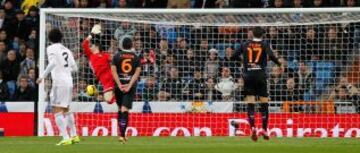 Real Madrid-Valladolid. Disparo de Di María al larguero.