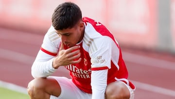 Kai Havertz se duele tras recibir un golpe en el rostro en su debut con el Arsenal durante un amistoso ante el Nuremberg.