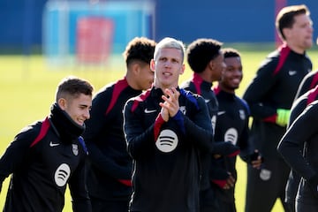 Dani Olmo aplaude a la aficin que corea su nombre en el entrenamiento.