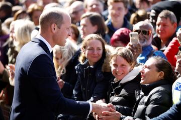 El Rey Carlos III y el Príncipe de Gales visitan por sorpresa a la gente que hace cola para entrar a la capilla ardiente de la reina Isabel II. A su llegada han sido aclamados por las personas que llevan horas esperando.