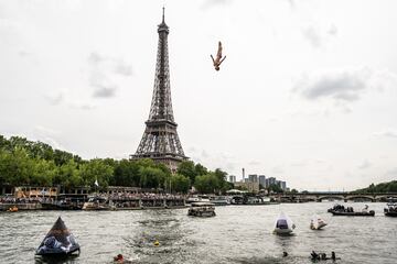 París acogió por segunda vez la segunda parada de las Series Mundiales de Red Bull Cliff Diving. Los espectadores tuvieron una vista alucinante de los participantes frente al monumento más famoso de Francia, la Torre Eiffel, compitiendo desde la plataforma de salto montada sobre el Sena.