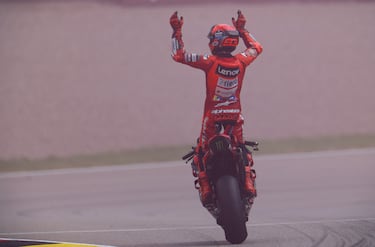 Marc Márquez celebra en la moto su triunfo en el GP de Alemania disputado en el circuito de Sachsenring.