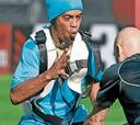 Ronaldinho entrena junto al resto del equipo