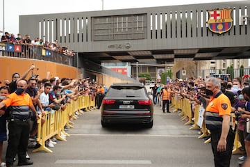 Un grupo de aficionados se han concentrado en los alrededores del Camp Nou para arropar a su dolo. 