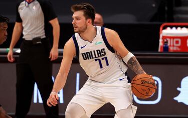 El esloveno afronta su cuarta temporada en la NBA. Una temporada vital, para dar un paso más adelante en lo colectivo: la primera ronda de los playoffs han sido su límite en sus dos apariciones. Es un jugador fantástico, casi mágico, capaz de canastas imposibles tanto desde fuera con su paso hacia atrás como por dentro por su enorme tamaño en las penetraciones que destrozan a sus pares. Es claro candidato al MVP.