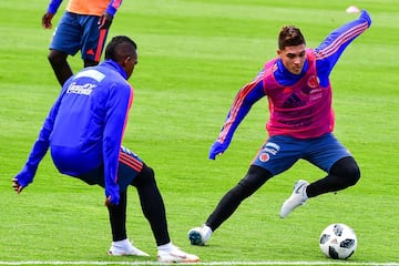 La Selección Colombia realizó su primer entrenamiento abierto al público en el estadio Sviyaga en Rusia, preparando el debut mundialista del 19 de junio ante Japón en Saransk. James y Barrios, los ausentes.