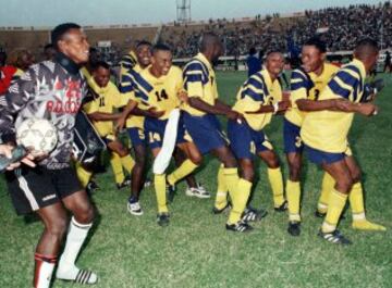 Los jugadores de la República Democrática del Congo celebrando el tercer puesto después de vencer a Burkina Faso en los penaltis por 4 a 1, durante la Copa de África de 1998 