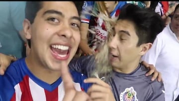 Daniel Sosa e Ivansfull fueron mojados con cerveza que fue lanzada desde una parte más alta en la que se encontraban viendo el juego.