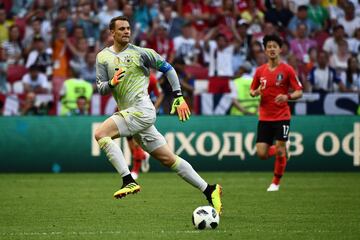 El portero alemán Manuel Neuer controla el balón en el centro del campo en el partido contra Corea del Sur.
