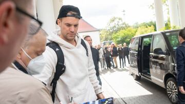 19 September 2022, Hessen, Neu-Isenburg: Soccer: National team, before the Nations League matches against Hungary and England, Kempinski Hotel Frankfurt Gravenbruch: Manuel Neuer signs an autograph. Photo: Sebastian Gollnow/dpa (Photo by Sebastian Gollnow/picture alliance via Getty Images)