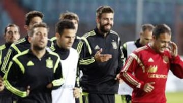 SONRIENTE. Piqué, en el centro del grupo rodeado por Alba, Fàbregas, Bartra e Iniesta.