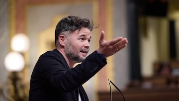 El portavoz de ERC en el Congreso, Gabriel Rufián, durante una sesión plenaria en el Congreso de los Diputados, a 9 de abril de 2024, en Madrid (España). El Congreso debate este martes 9 de abril la toma en consideración de la Iniciativa Legislativa Popular (ILP) para la regularización extraordinaria de 500.000 extranjeros. Cientos de ONG se unieron en el proyecto 'Esenciales' para reclamar una regularización extraordinaria de aquellos extranjeros en situación administrativa irregular que estuvieran residiendo en España antes del 1 de noviembre de 2021 y reunieron más de 700.000 firmas. La iniciativa cuenta con el apoyo de PSOE, ERC, Bildu, BNG, PNV y Sumar y la oposición de PP y Vox.
09 ABRIL 2024;PLENO;CONGRESO;SESIÓN PLENARIA;
Jesús Hellín   / Europa Press
09/04/2024