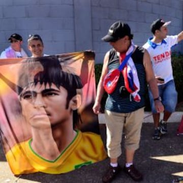 Los aficionados están rendidos en Brasil a Neymar. En la foto, un grupo de aficionados porta una imagen de Neymar, que está desatando grandes pasiones.