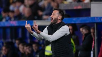 VITORIA, 20/10/2025.- El entrenador del Valencia, Carlos Corberán, durante el partido de LaLiga de fútbol que Deportivo Alavés y Valencia CF disputan este lunes en el estadio de Mendizorrotza, en Vitoria. EFE/Adrián Ruiz Hierro