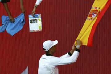 Rafa Nadal firma un autogr¨¢fo en una bandera de Espa?a tras ganar el partido de tercera ronda ante Alexander Zverev.