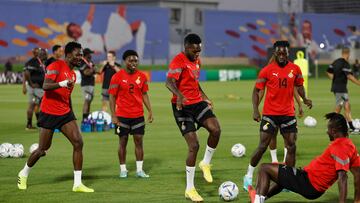 Iñaki Williams, en el centro, entrena con sus compañeros de Ghana.