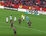 Alexis cedió un penal a uno de sus compañeros en Sevilla y esto pasó: ¡momento insólito!