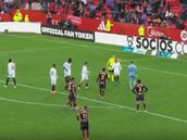 Alexis cedió un penal a uno de sus compañeros en Sevilla y esto pasó: ¡momento insólito!