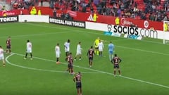 Alexis cedió un penal a uno de sus compañeros en Sevilla y esto pasó: ¡momento insólito!