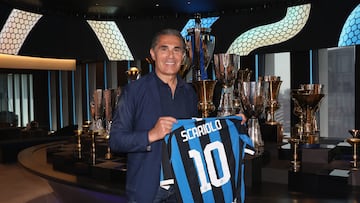 Sergio Scariolo posa sonriente con la camiseta del Inter de Milán.