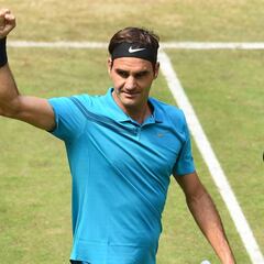Federer gana y está a dos pasos de retener el número uno