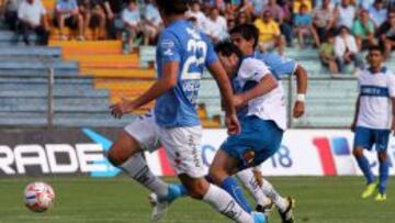 Sixto Peralta y el momento exacto en que anota el gol ante O'Higgins en 2013. Fue el último triunfo de la UC ante los celestes.