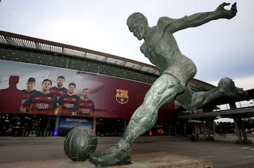 La escultura del futbolista h¨²ngaro, nacionalizado espa?ol, se encuentra en los aleda?os del Camp Nou, Barcelona.
