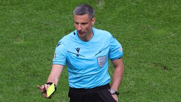 Cologne (Germany), 15/06/2024.- Referee Slavko Vincic gestures during the UEFA EURO 2024 group A match between Hungary and Switzerland in Cologne, Germany, 15 June 2024. (Alemania, Hungría, Suiza, Colonia) EFE/EPA/OLIVIER MATTHYS