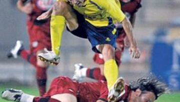 <b>EQUIDAD EN EL JUEGO. </b>El Alcorcón peleó cada balón para hacerse con su trofeo en un choque reñido.