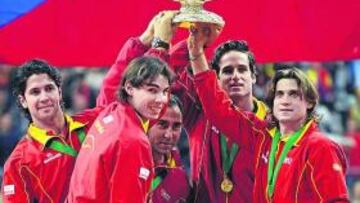 <b>CHICOS DE ORO. </b>Los tenistas españoles y el seleccionador, sobre la tarima que sujetaba la peana de la Ensaladera, un trofeo legendario.